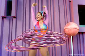 Lila Chupa-Hoops fans