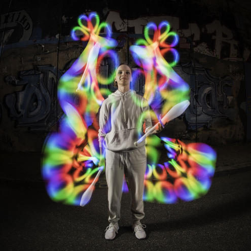 This juggling club can be programmed in pixel precision
