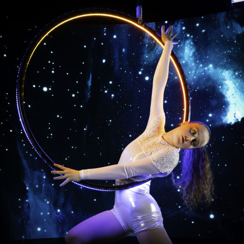 LED Pixel Lyra – with inner LEDs shining on the performer