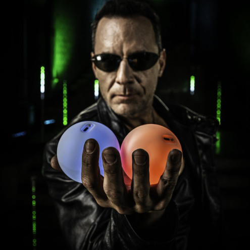 LED Juggling Ball – red or blue pill?